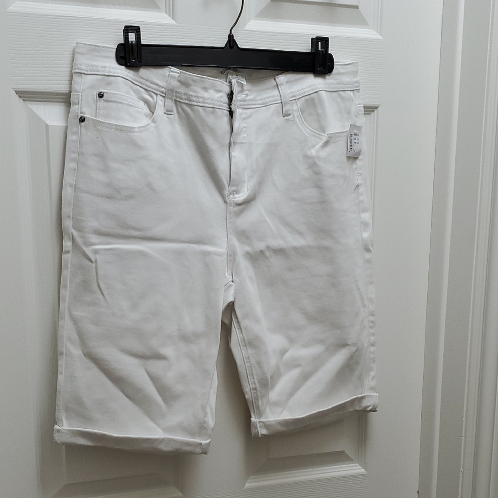 🌺 3 / $45 Cleo Women's White Bermuda Shorts